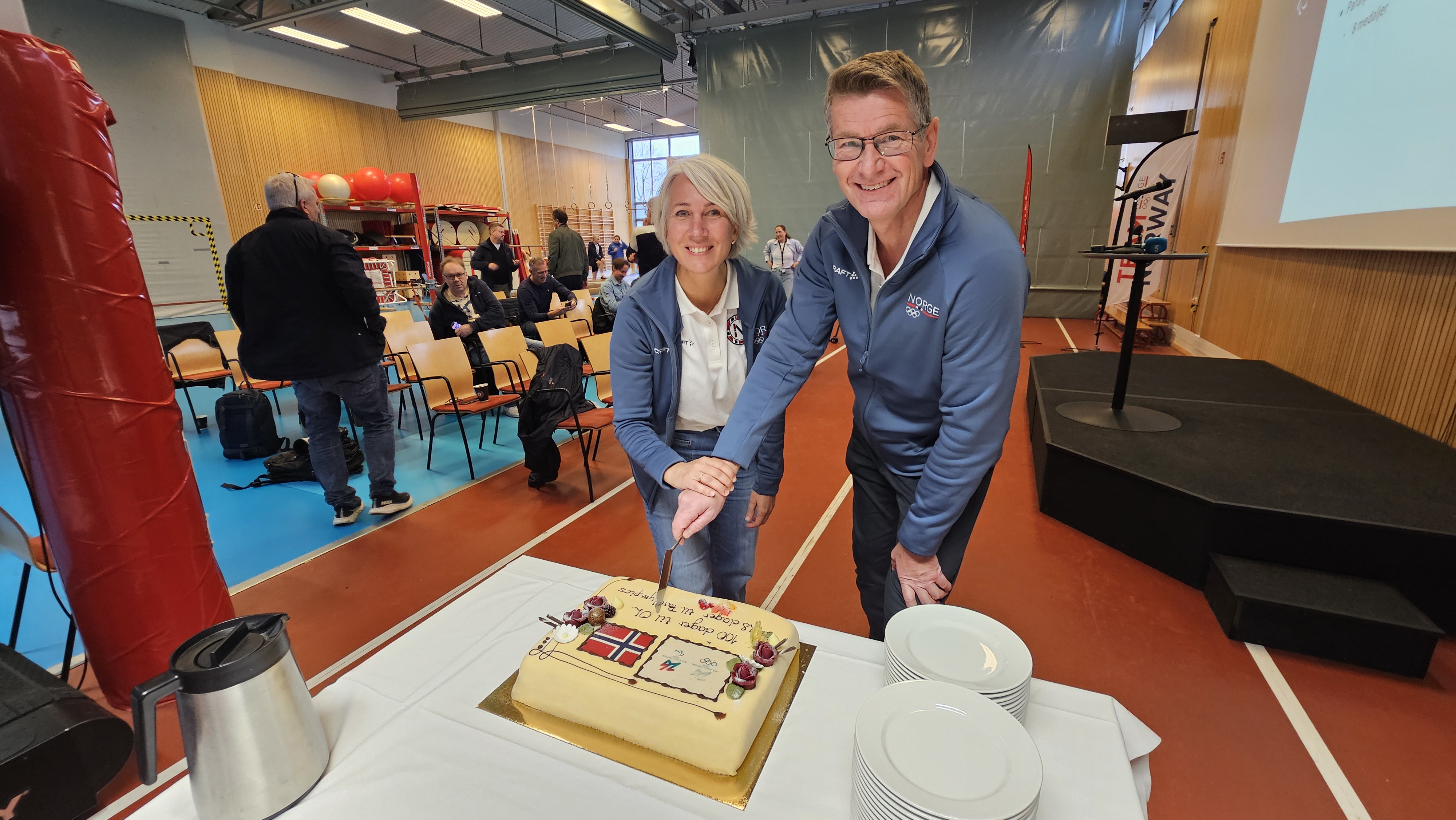 100 dager til OL og 128 dager til Paralympics ble markert med kake og offentliggjøring av troppenes målsettinger. Hanne Staff (leder prestasjon og utvikling) og Tore Øvrebø (toppidrettssjef) orienterte mediene om status i troppene. (Foto: Geir Owe Fredheim).
