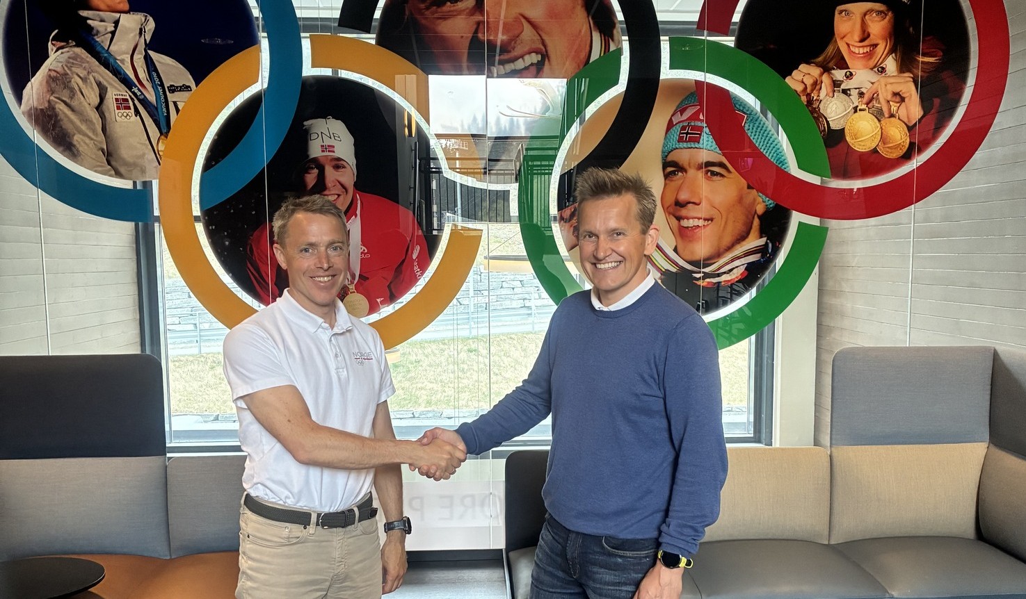Kristian Dahl (til høyre) blir ny leder for Olympiatoppen Midt-Norge. Her ønskes han velkommen av Erik Eide, leder for regionene i Olympiatoppen (foto: Atle Kvålsvoll)
