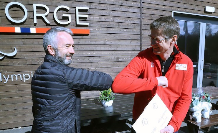 Toppidrettssjef Tore Øvrebø sammen med André Støylen i Sparebankstiftelsen DNB. 