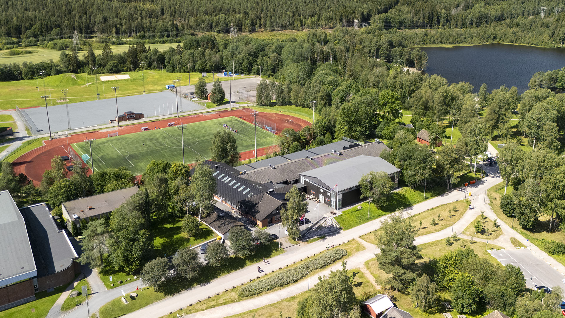 Flyfoto av Olympiatoppen på Sognsvann. Det nye toppidrettssenteret er planlagt på baksiden av dagens bygg. Foto: Tor Erik Schrøder / NTB