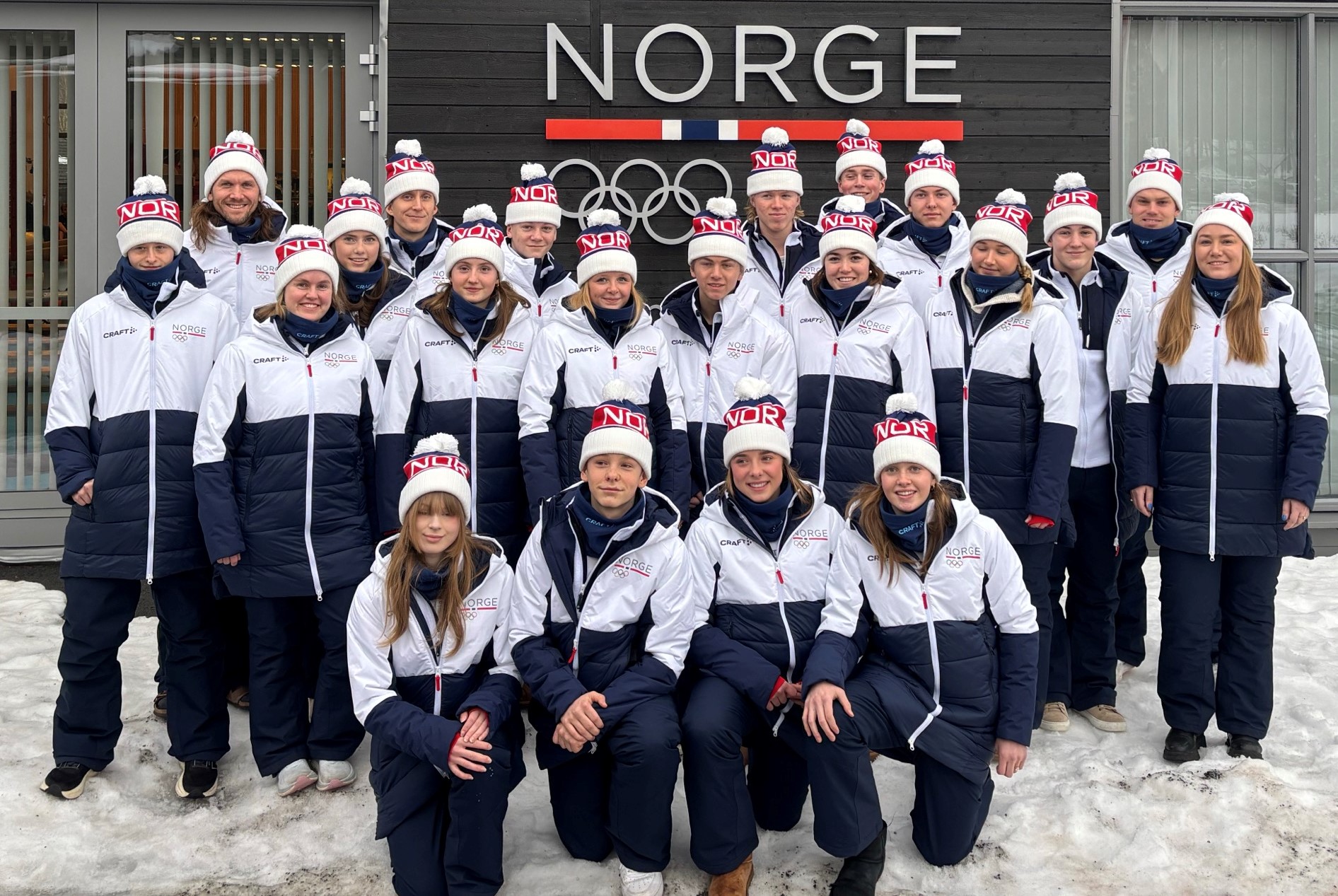 Den norske troppen samlet til precamp på Olympiatoppen (foto: Carolyn Hannigan)