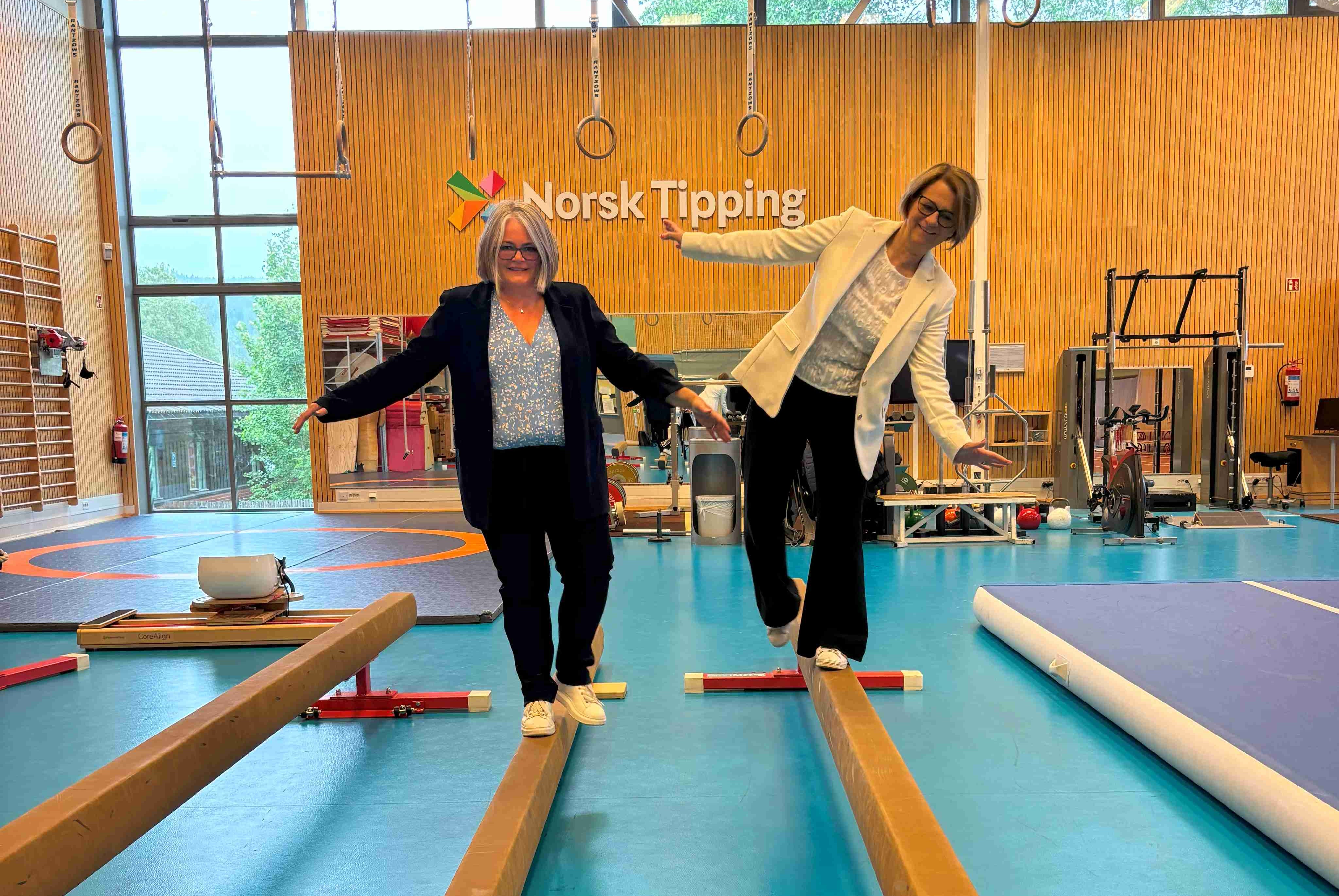 Leder av helse- og omsorgskomiteen, Tone Trøen, og stortingsrepresentant og medlem av forsknings- og utdanningskomiteen, Kari-Anne Jønnes, fikk også testet balansen i Olympiahallen.