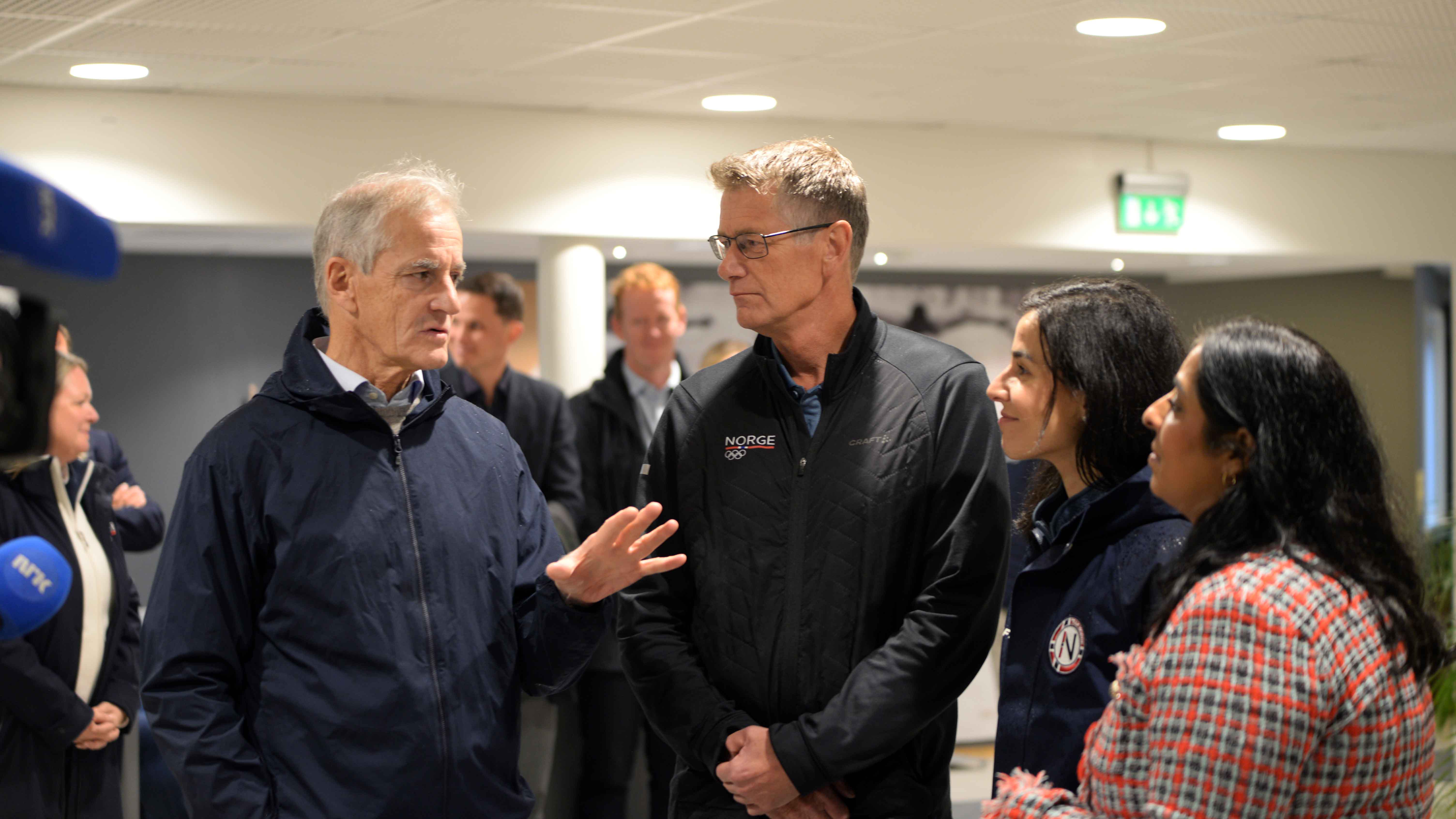 Statsminister Jonas Gahr Støre, toppidrettssjef Tore Øvrebø, idrettspresident Zaineb Al-Samarai og kultur- og likestillingsminister Lubna Jaffery på Olympiatoppen mandag 28. september, der de gode nyhetene om nytt nasjonalt toppidrettssenter ble formidlet til idretten fra statsministeren og kultur- og likestillingsministeren. Foto: Norges idrettsforbund