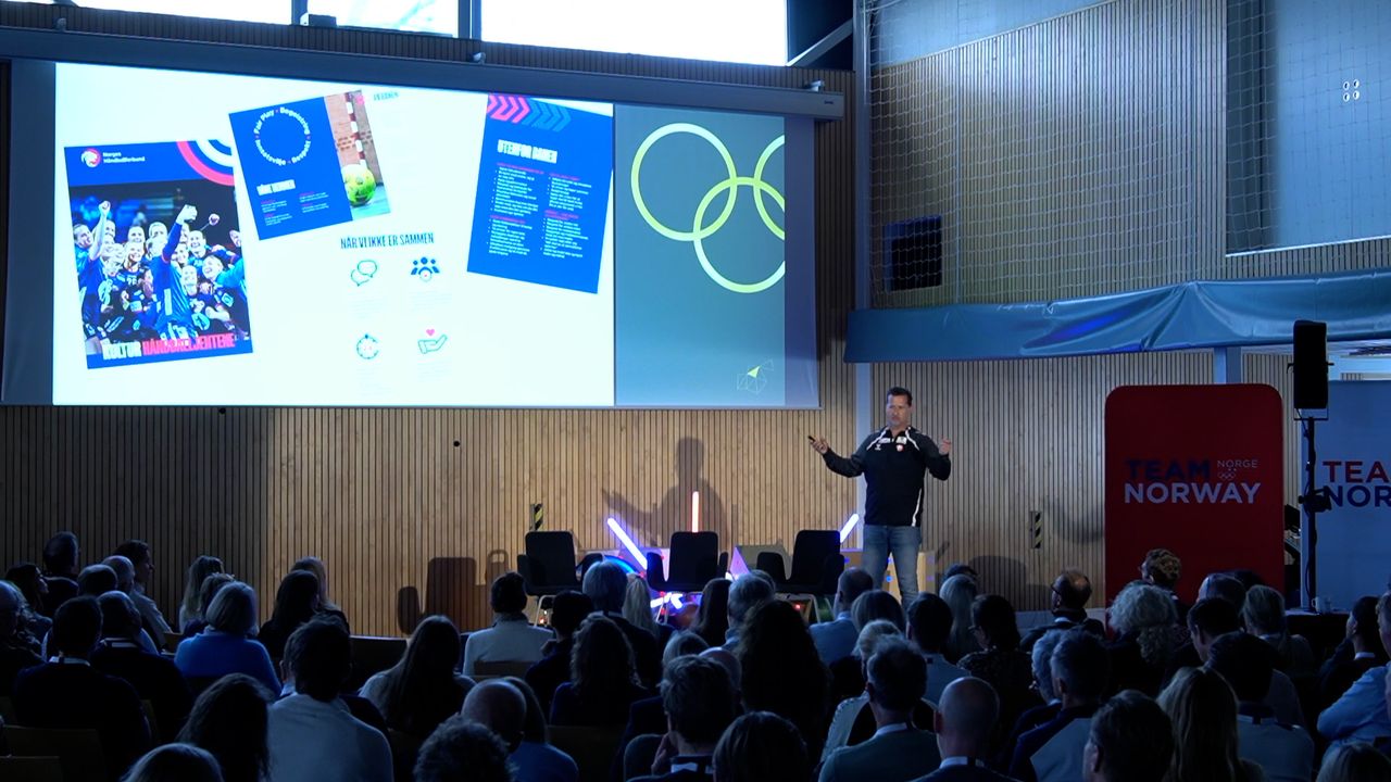 150 samarbeidspartnere, næringslivsledere og idrettsledere var samlet i Olympiahallen til utviklingssamling. Ole Gustav Gjekstad fortalte om sitt kulturarbeid med Håndballjentene. (Foto: Kamilla Fausa, BRIK).