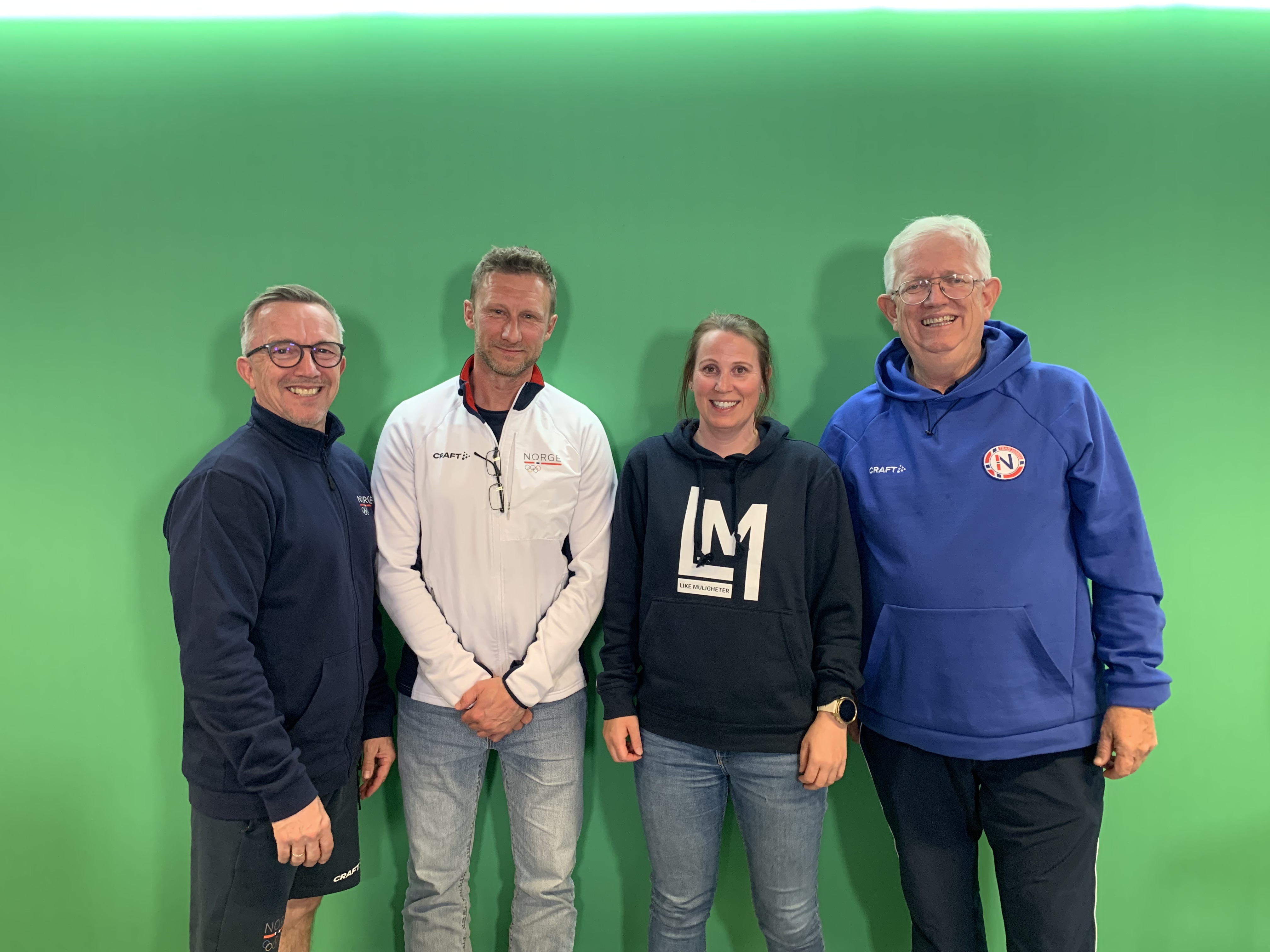 I Olympiatoppens ferdighetshjørne om skihopp for kvinner møter du (fra v) Morten Bråten (Olympiatoppen), Jan Wojtaszek (Olympiatoppen), Line Jahr (Prosjekt 2026 skihopp, kvinner) og Øivind Sørvald (Norges Tennis- og Padelforbund). Foto: Kamilla Fausa, BRIK.