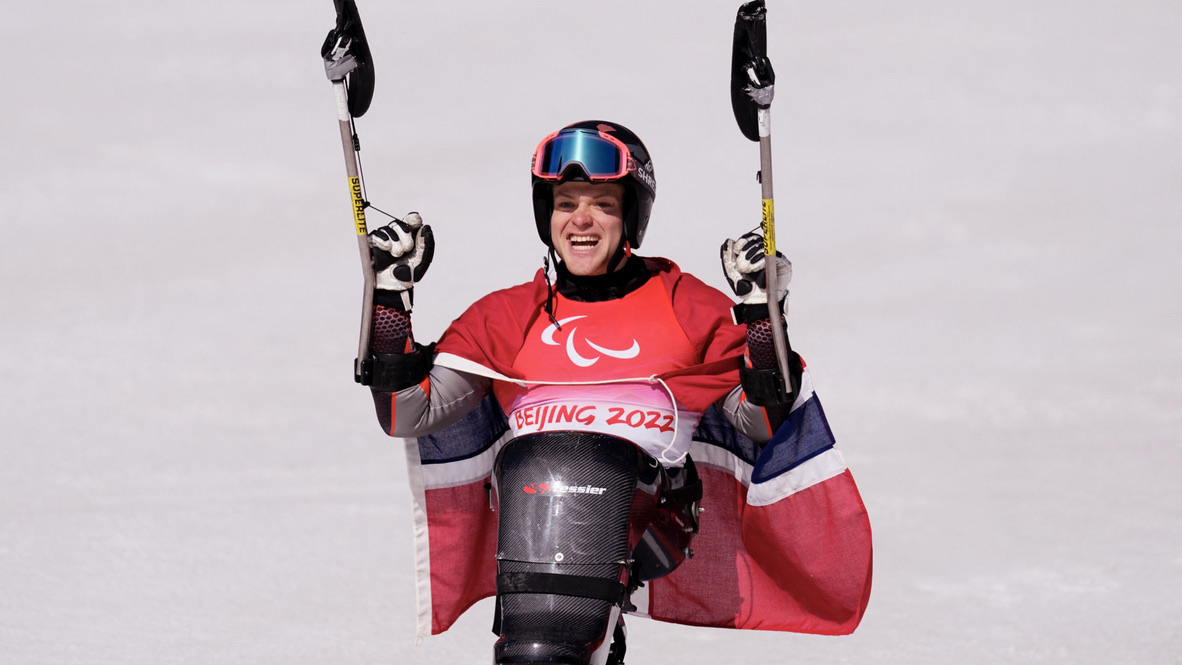 Jesper Saltvik Pedersen skal bære det norske flagget under avslutningsseremonien av Paralympics i Beijing 2022.  Foto: Andy Wong / AP Photo / NTB