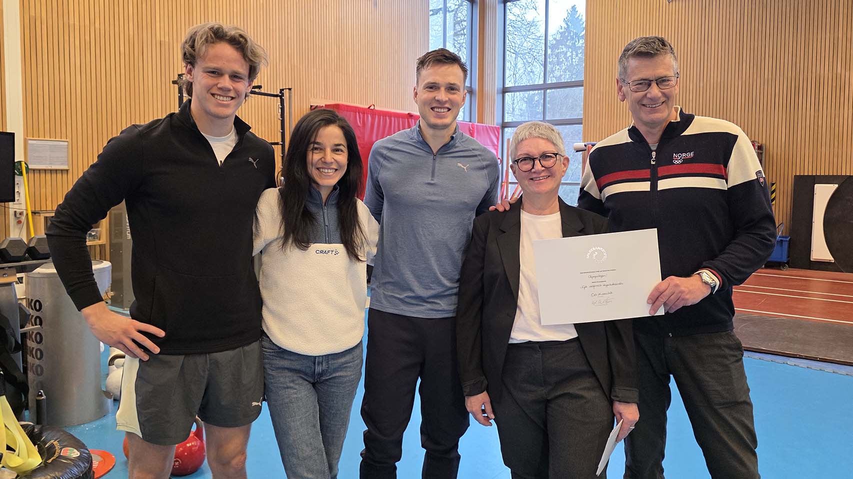 En glad gjeng som håper nytt nasjonalt toppidrettssenter er enda nærmere realisering etter at Sparebankstiftelsen DNB ga 50 millioner kroner til prosjektet. Sander Skotheim, Zaineb Al-Samarai, Karsten Warholm, Sissel Karlsen og Tore Øvrebø. Foto: Geir Owe Fredheim