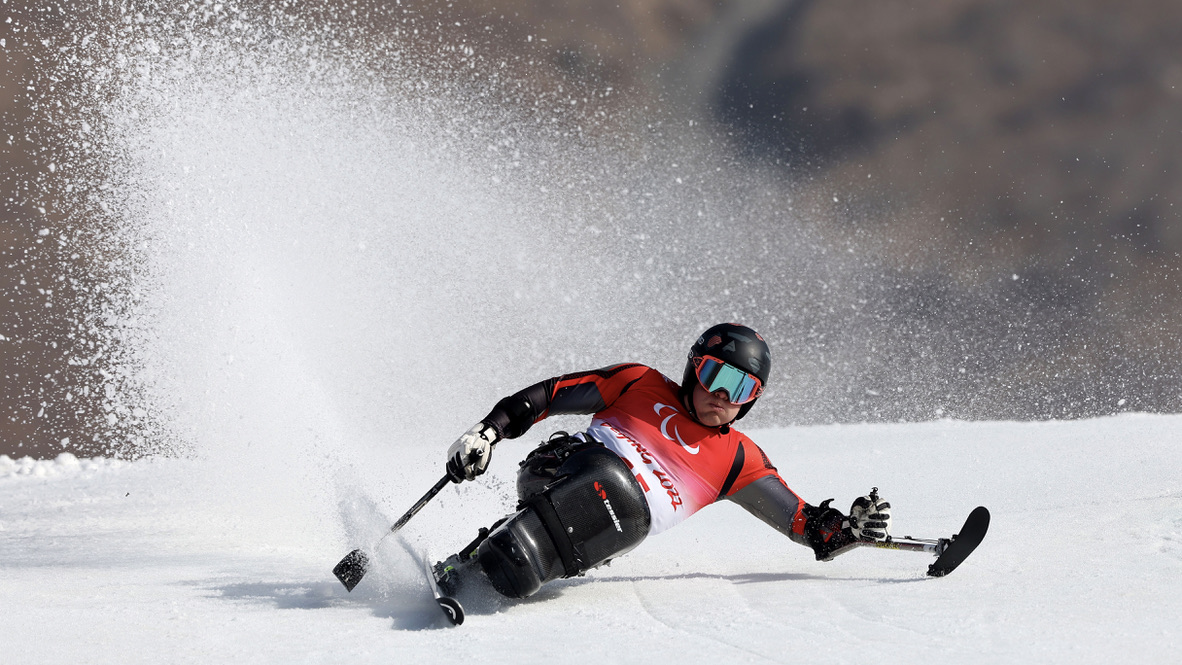 Jesper Saltvik Pedersen konkurrerer i alpint under Paralympics i Milano/Cortina.