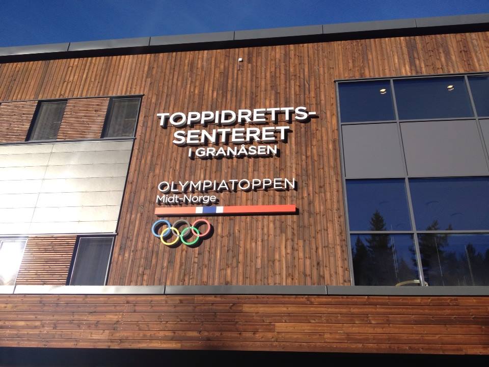 Bilde av logoen til Olympiatoppen Midt-Norge på Toppidrettssenteret i Granåsen